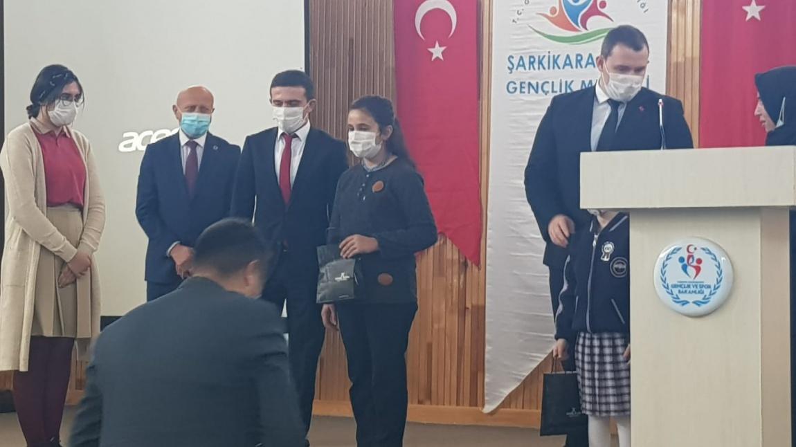 Ilcemizede düzenlenen 10 Kasım Atatürk'ü Anma konulu yarışmada öğrencimiz Kadriye SARGUT şiir dalında birinci oldu.